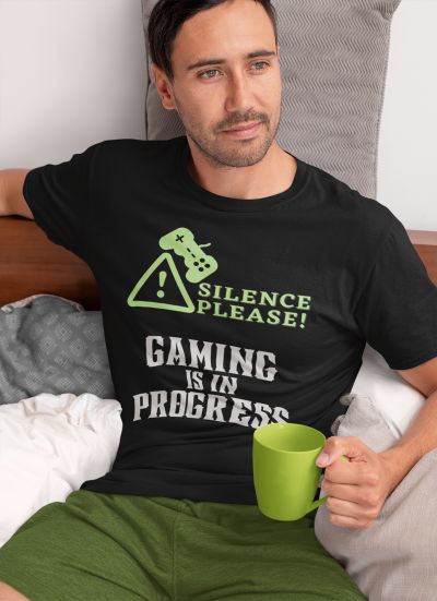 עולם הגיימרים - חולצות ואביזרים חולצות לגיימרים חולצת גיימר Gaming In Progress